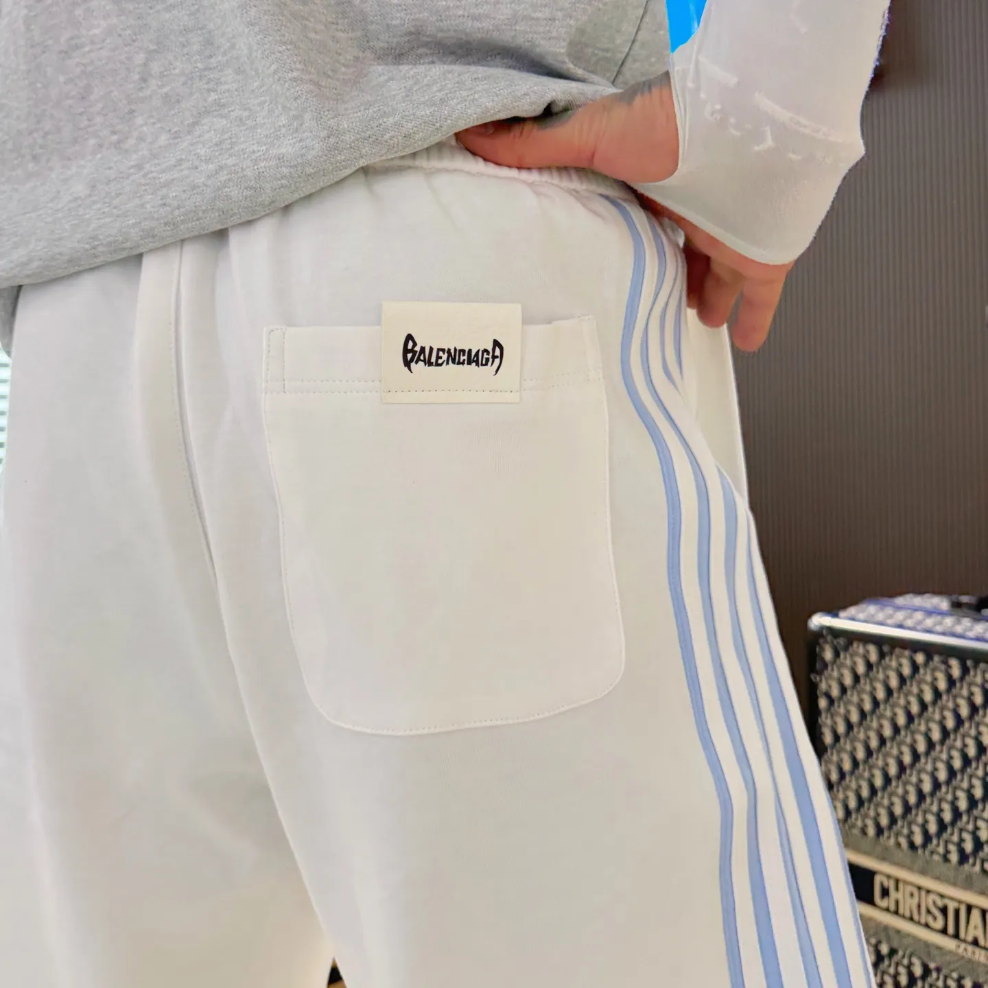 Balenciaga's three-standard complete 2026 summer New Arrival men's casual shorts, advanced custom-made Breathable fabric, Breathable fabric, extremely stretchy and comfortable, impeccable details, top-grade accessories, original logo design concept, delicate and soft feel! The upper body fit is awesome! Size: M-XXXL Please state your height and weight when ordering